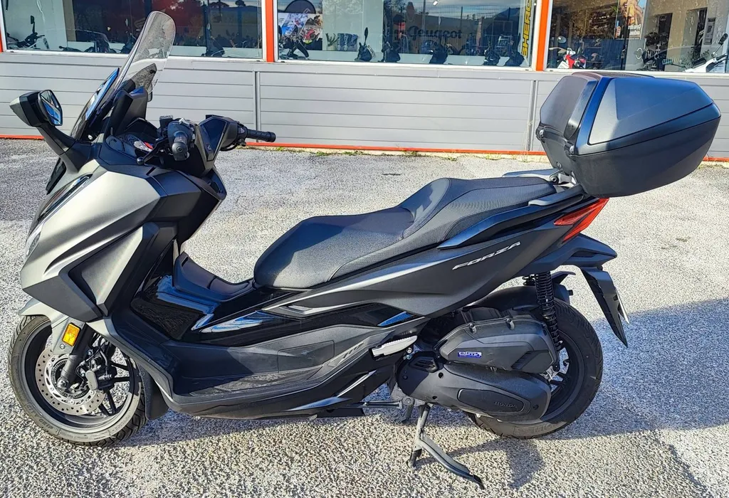 HONDA FORZA 125 TOP BOX DU 01/2024 AVEC 1080 KM.