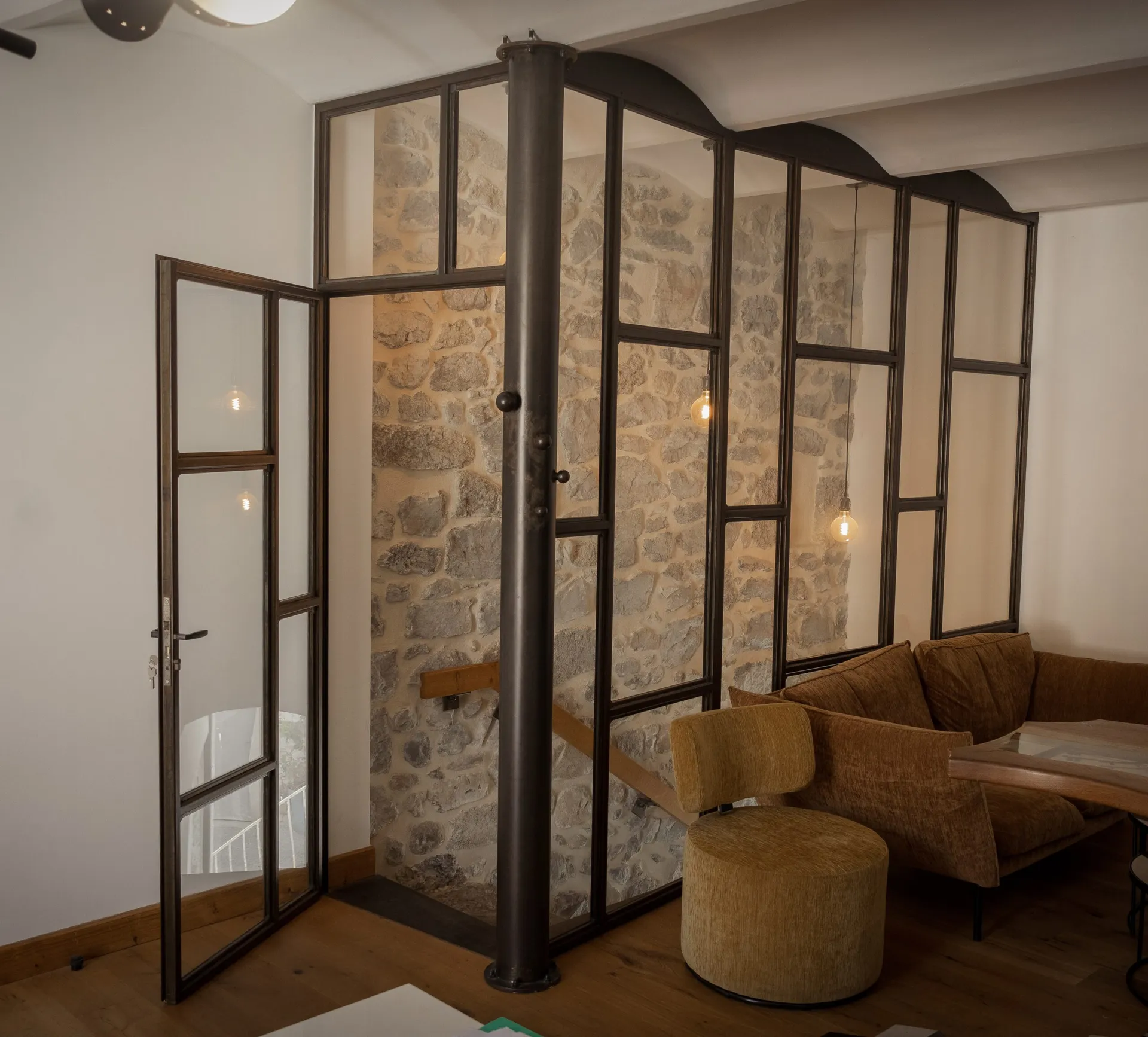 Verrière pour les bureaux de l'agence Tourre Immobilier à Ruoms en Ardèche intégrant un porte-manteau soudé unique.