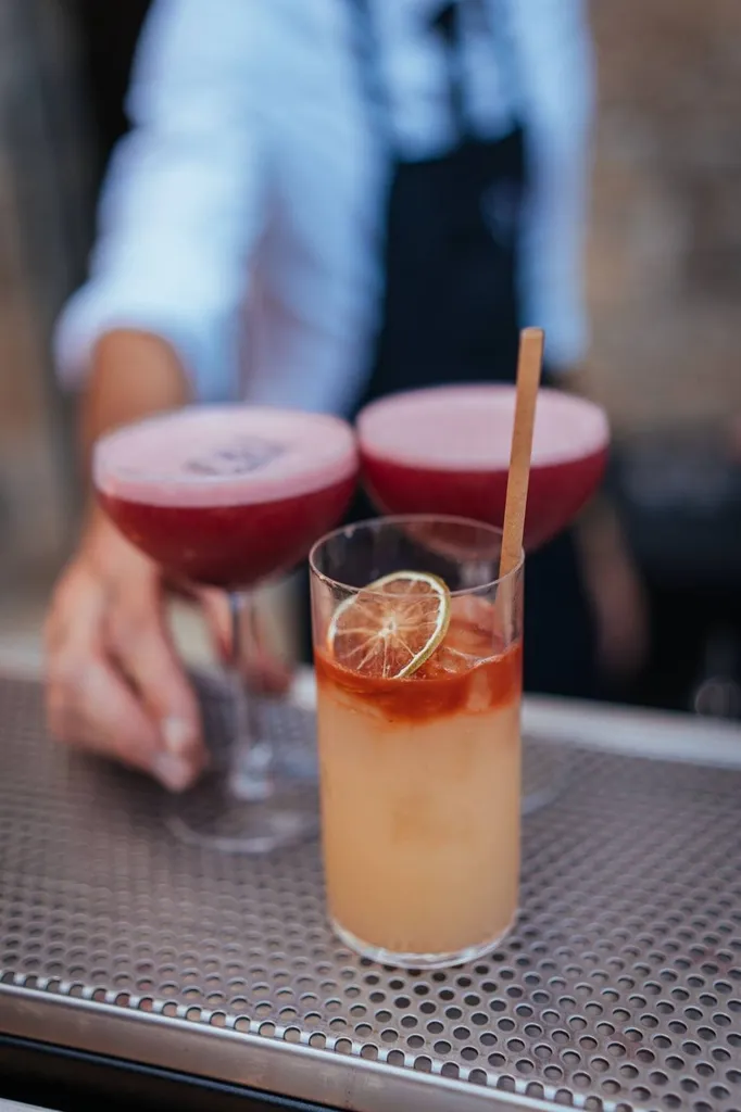 Barman professionnel en action lors d’un mariage intimiste