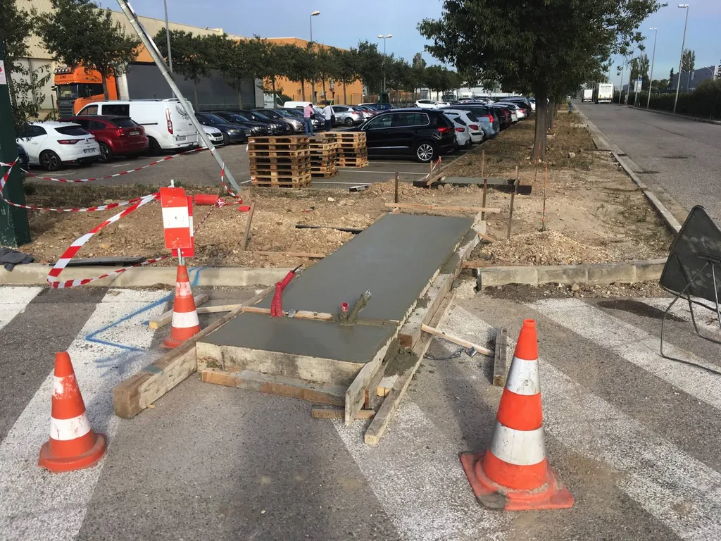 Réalisation d'un portail autoportant à Miramas - Coulage massis en béton