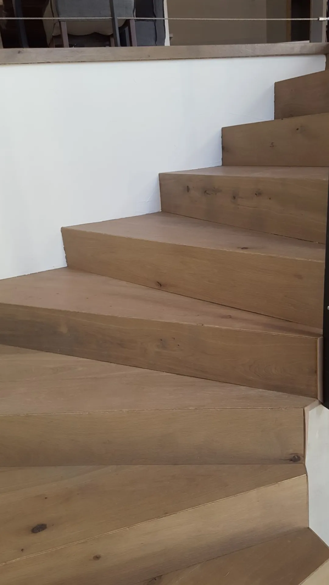 Habillage d'un escalier en béton avec marche en chêne