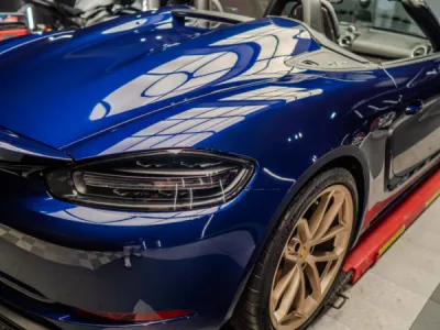 Vue détaillée du film PPF posé sur une Porsche Spyder cabriolet à Lorient.