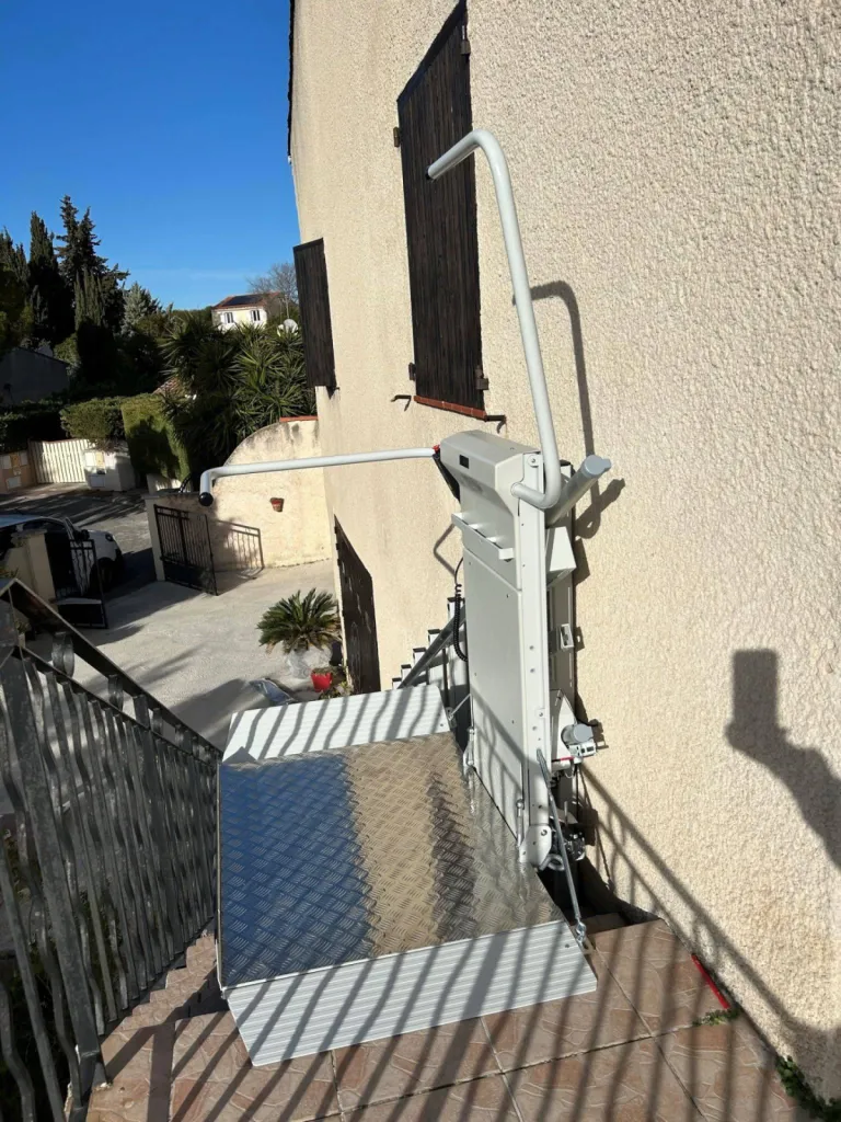 La programmation de la plateforme oblique Lehner Delta par Oval'Access sécurise les manoeuvres d'embarquement de l'utilisateur dans cet escalier droit en extérieur à Vitrolles près de Marseille