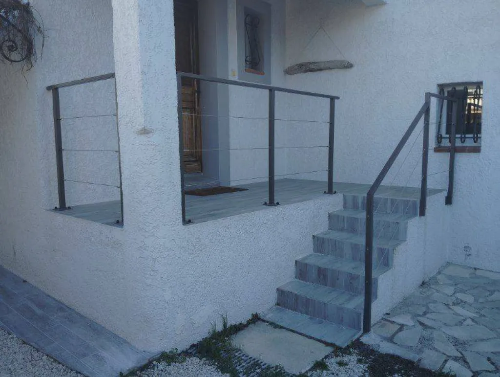 FABRICANT DE GARDE CORPS  EN FER FORGE ACIER AVEC CABLES EN INOX SUR MESURE MODERNE SECURISATION ESCALIER ET TERRASESE REGION PACA 13 MARSEILLE AIX EN PROVENCE 