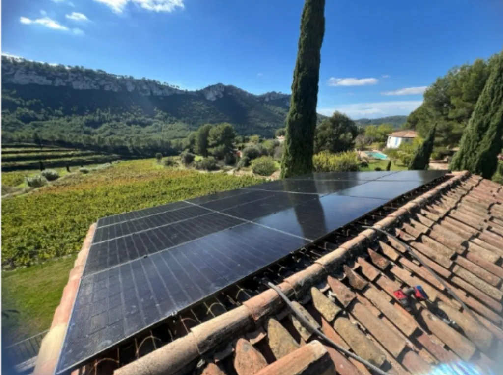 Pose de panneaux solaires raccordés à une batterie de stockage physique