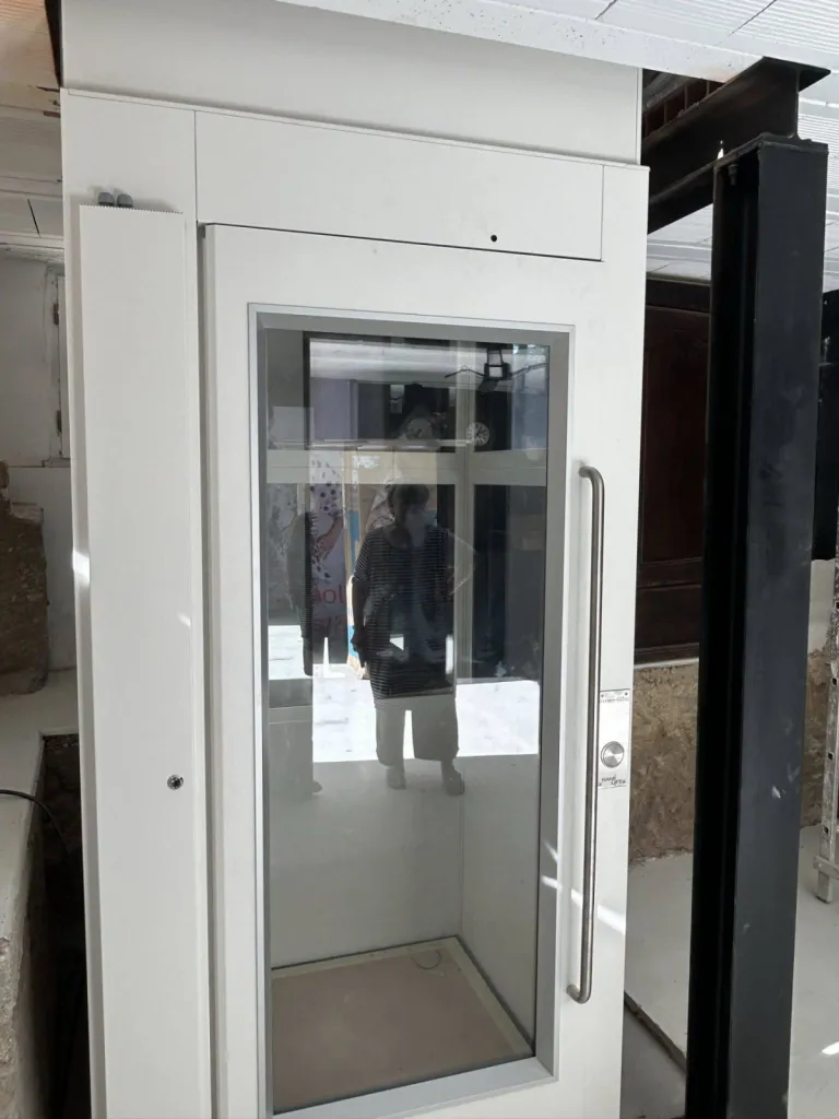 Porte panoramique verre transparent pour cet ascenseur de maison Namilift PL400 près de Cavaillon