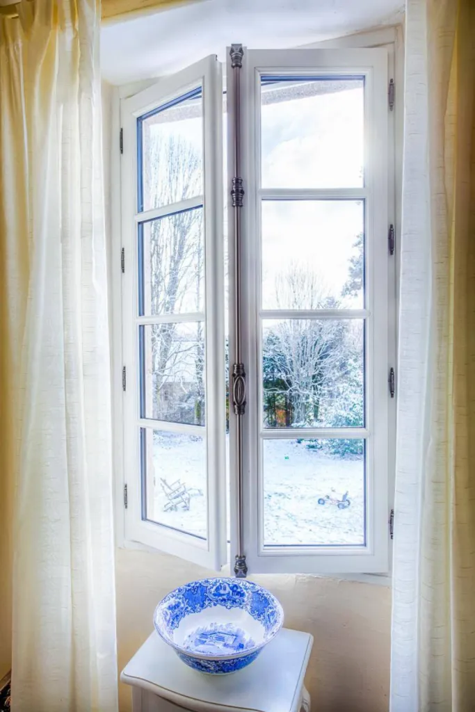 Faire appel à un expert pour la pose de fenêtres en bois pour une maison ancienne proche d'Étretat (76)