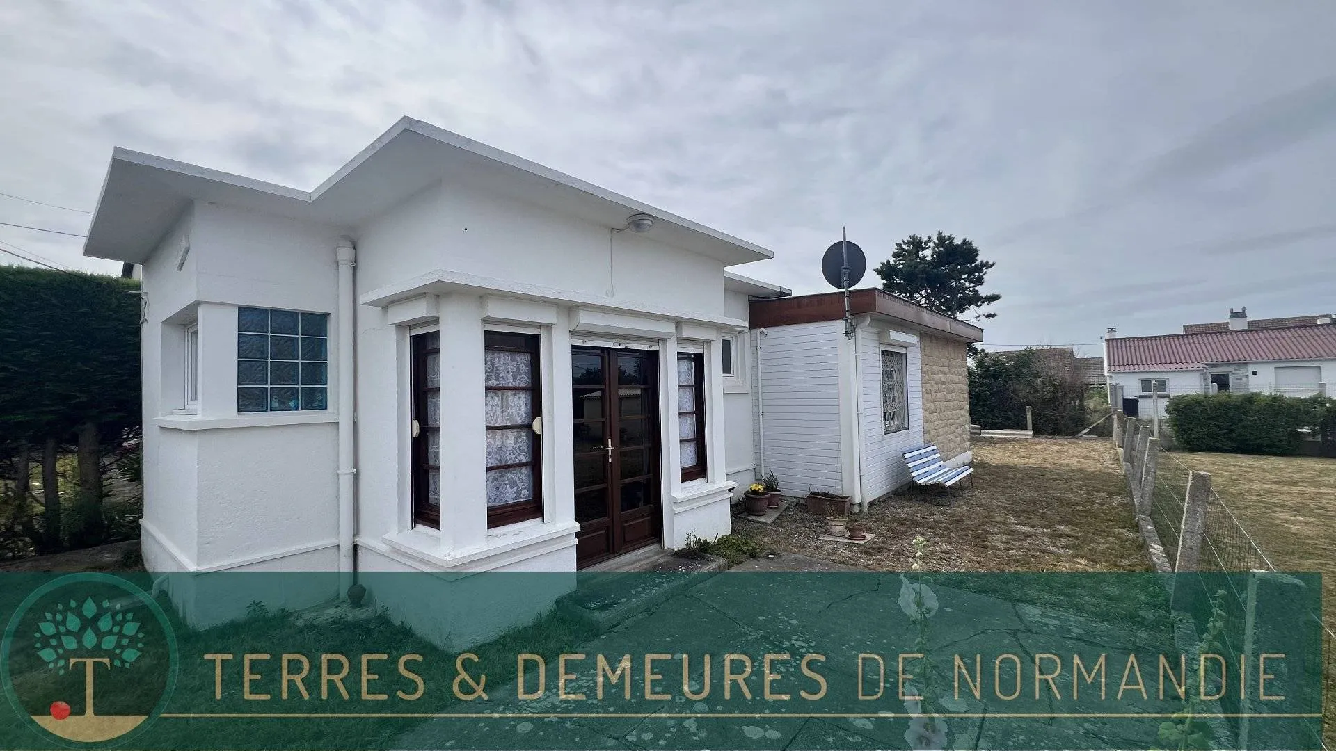 Maison de plage 46m² avec 2 chambres, pièce de vie et cuisine ouverte, cabanon 15m², vue mer et emplacement privilégié à Criel-sur-Mer 76910, proche plage.