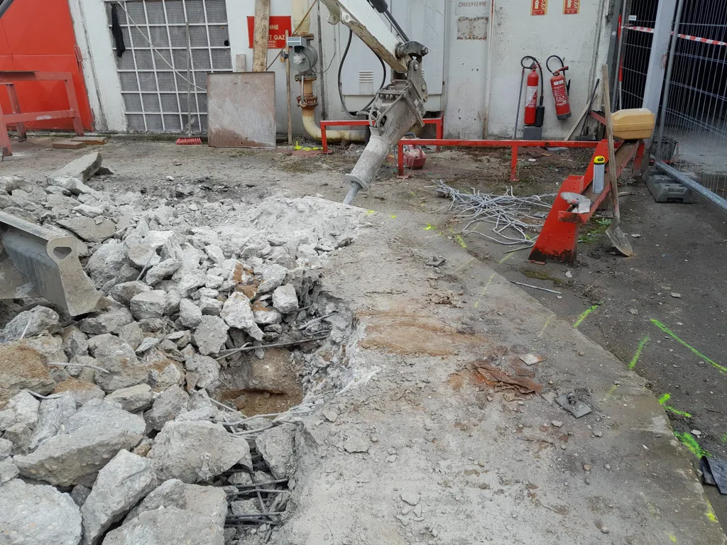 Entreprise de démolition à Ecully, près de Lyon: démolition de dalle béton avec pelle mécanique et BRH