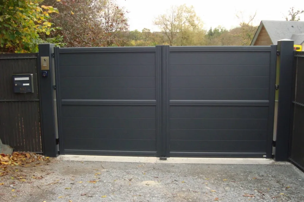 Installation d'un portail motorisé en alu avec panneaux pleins à Cabourg 14