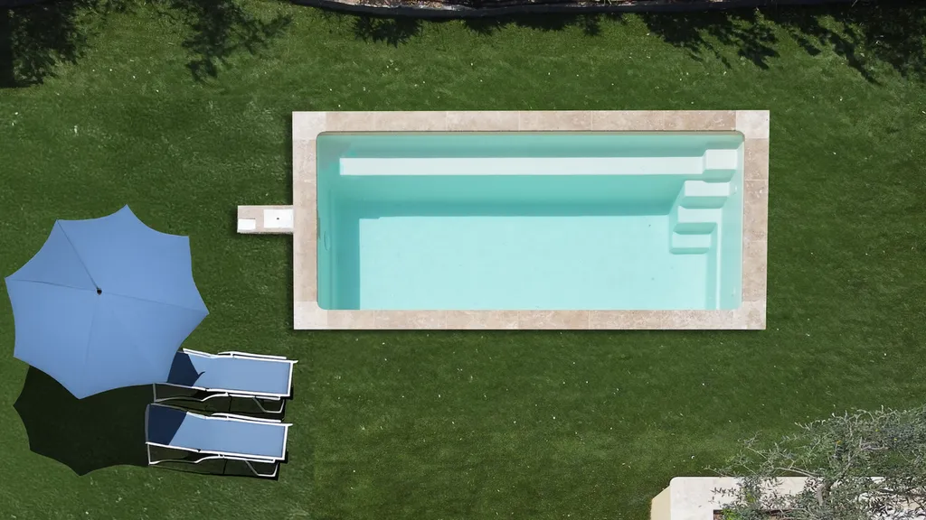 Piscine avec pelouse et margelle