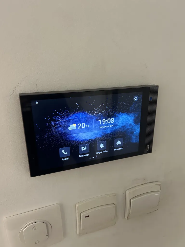 Contrôle d'Accès Intelligent : Installation de Portiers Vidéo Akuvox à Aix-en-Provence