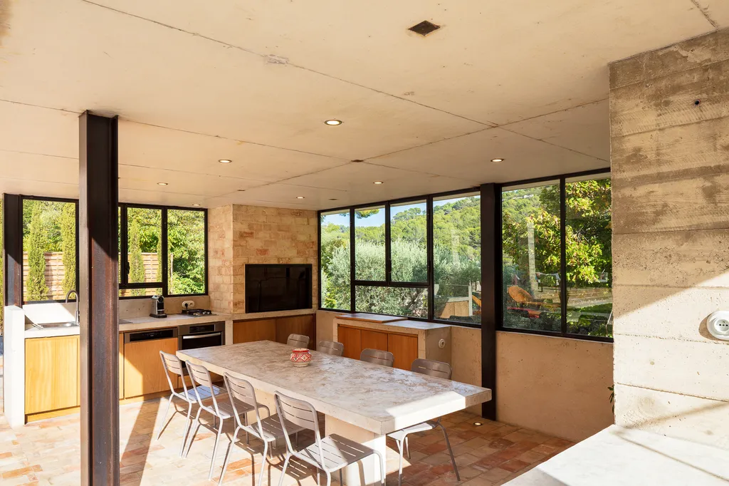 vue globale de la cuisine extérieure 13300 Salon-de-Provence