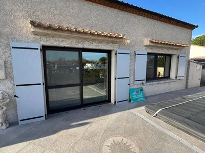 Installation de volets en fibre de verre sur mesure près de Nîmes sur la commune d'Aigues-Mortes