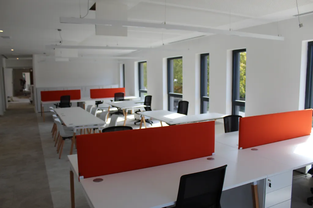 Aménagement des nouveaux bureaux d'Istal Énergies à Aubagne : un espace de travail moderne et collaboratif