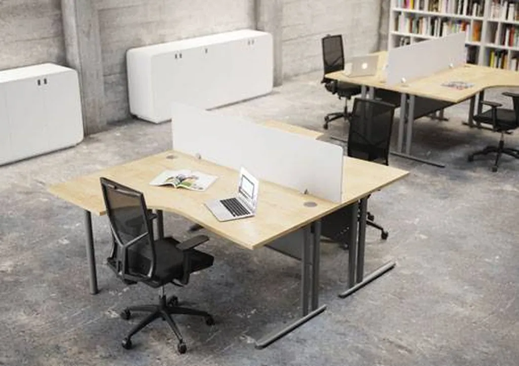 Bureaux collaboratifs en bois et métal avec panneaux écrans frontaux