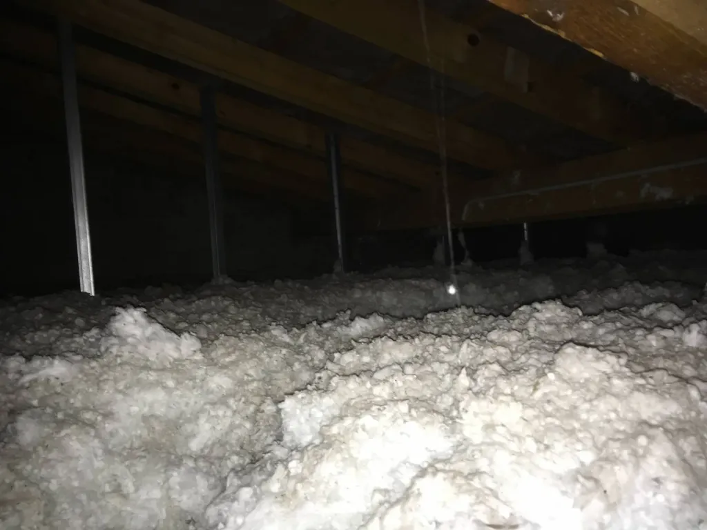 Soufflage de 40 cm de laine de verre pour l’isolation des combles perdus dans une maison à Saint-Didier-au-Mont-d’Or (Rhône 69)