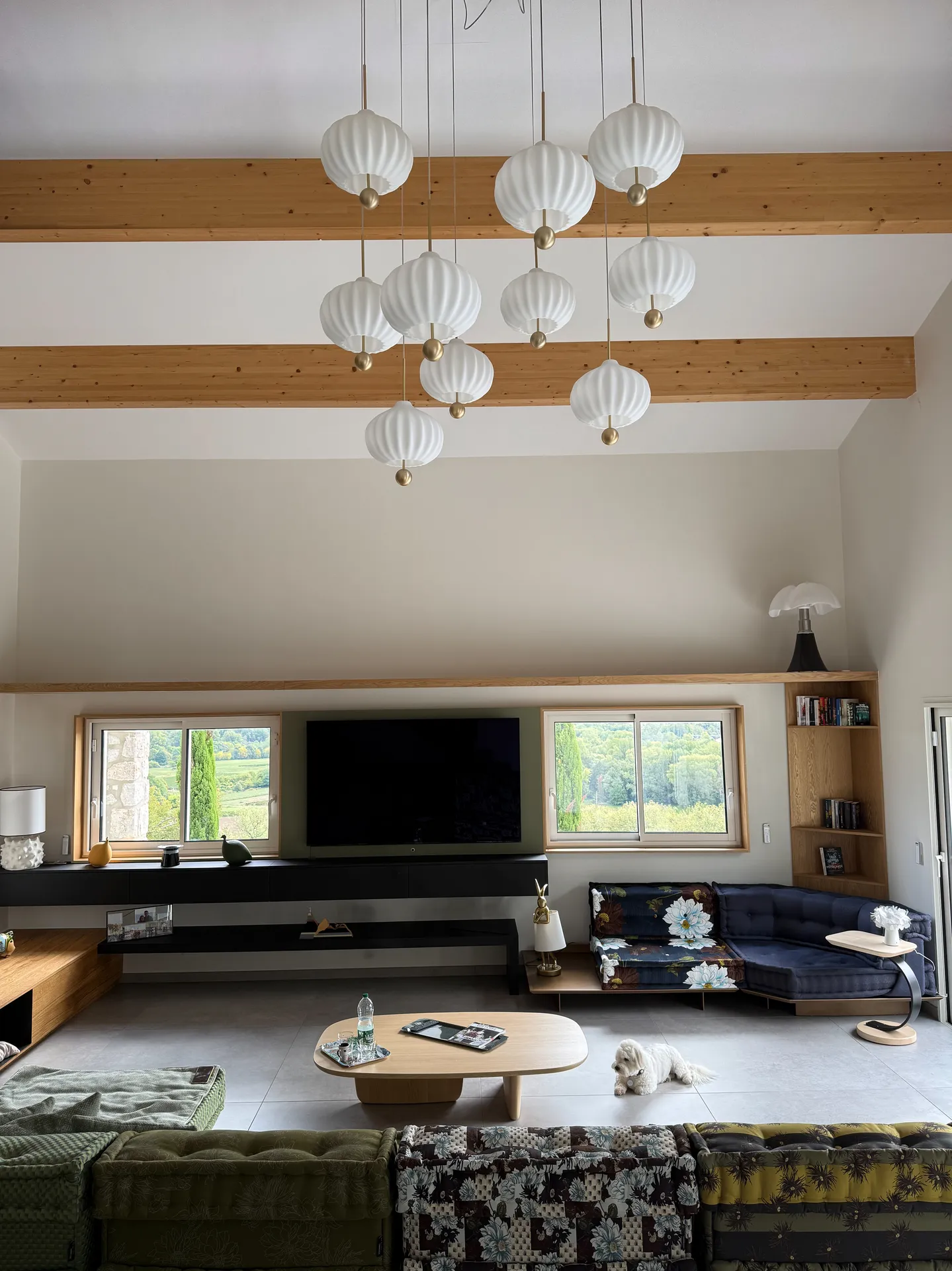 Meuble télé sur mesure en bois et rangements intégrés pour un intérieur contemporain vers Ruoms en Ardèche