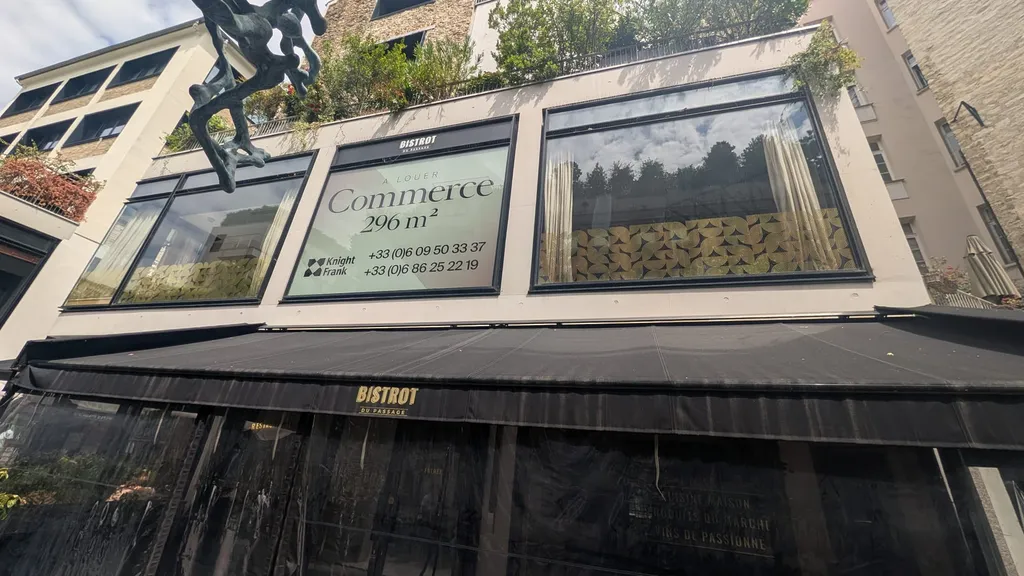 vitrophanie extérieure grand format pour un local commercial à louer Paris 8