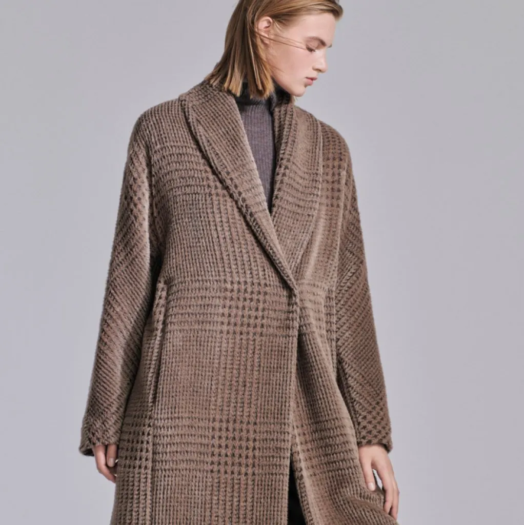 La Maison Fabiana Filippi crée des vêtements pour les femmes classiques, élégantes et raffinées.