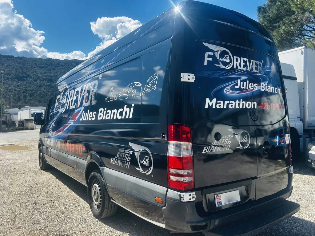 Flocage sur fourgon Mercedes Sprinter à Brignoles près de Hyères dans le Var