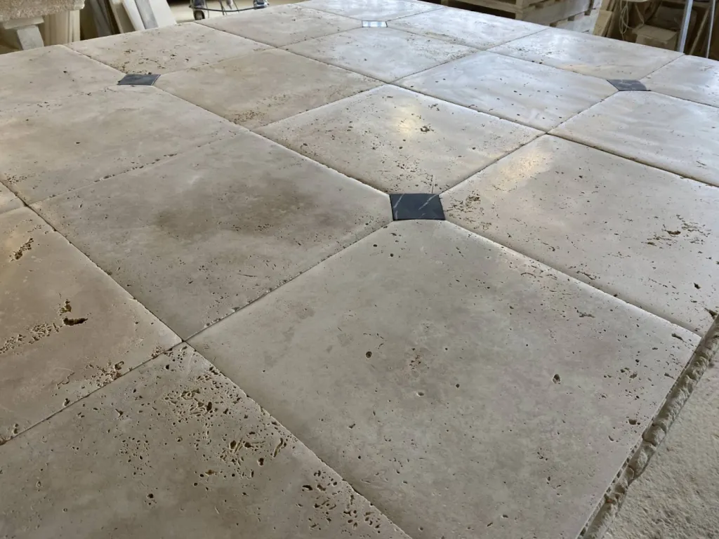 Travertin pour carrelage intérieur et extérieur autour d'une piscine avec margelle en pierre naturelle proche Bergerac, Périgueux entre Bordeaux et Sarlat