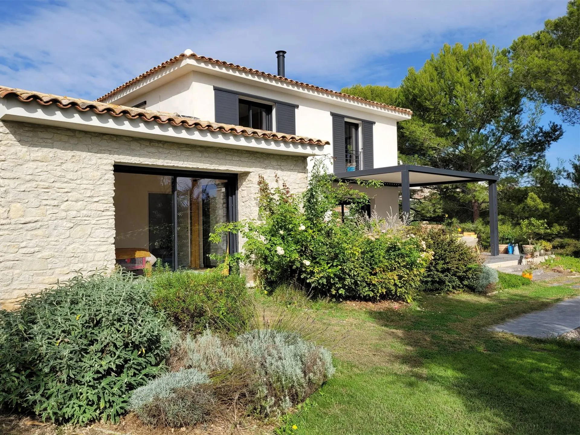 Construction d'une maison sur mesure, arborant fièrement un style contemporain, au cœur de la ravissante commune d'Eguilles, dans les Bouches-du-Rhône