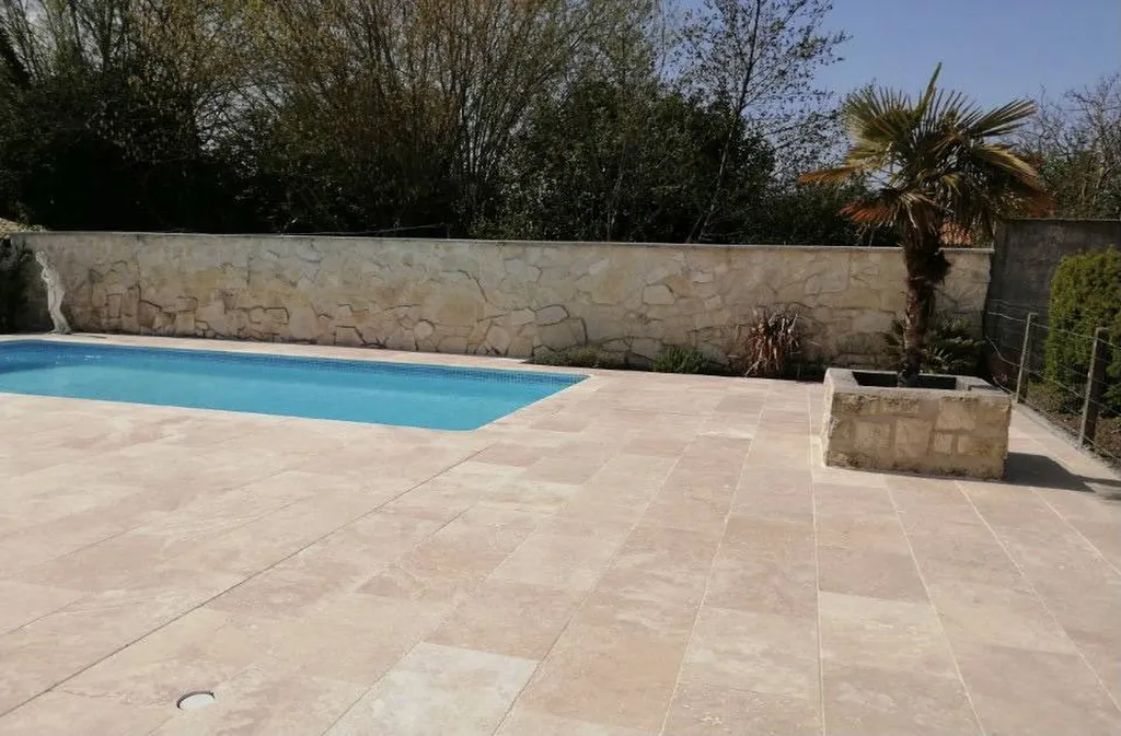 Vous souhaitez un revêtement en pierres naturelles claires pour vos extérieurs ?