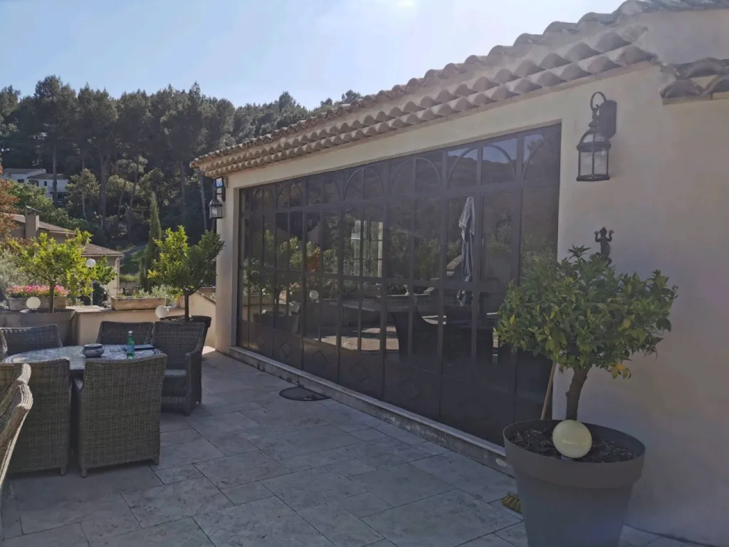 Création sur mesure d'une verrière pour la fermeture d'un Poolhouse pour la sécurite d'une piscine à Cavaillon dans le Vaucluse