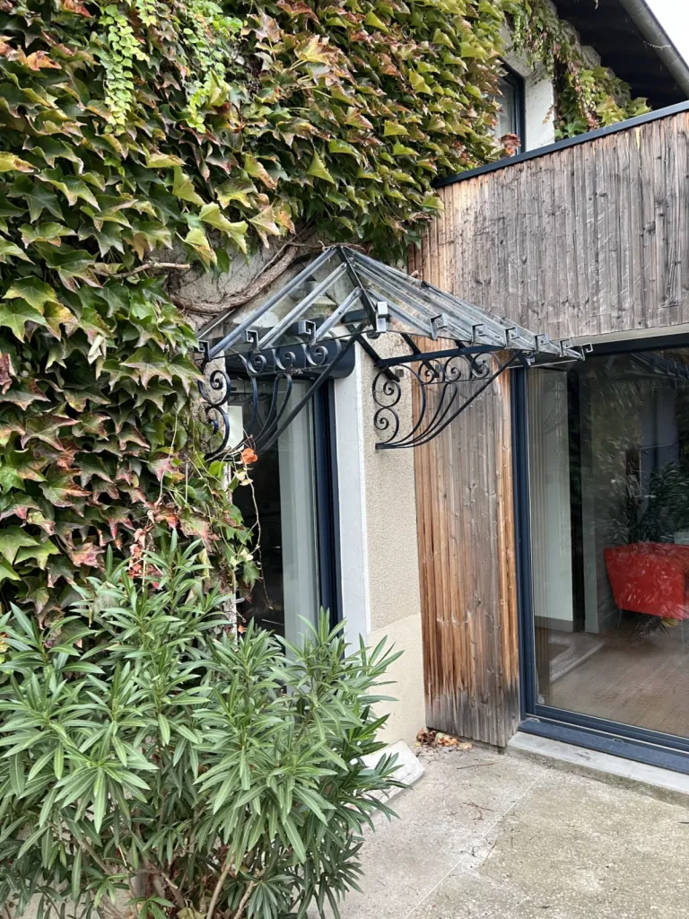 Réparation d’une marquise en acier et verre suite à un orage de grêle