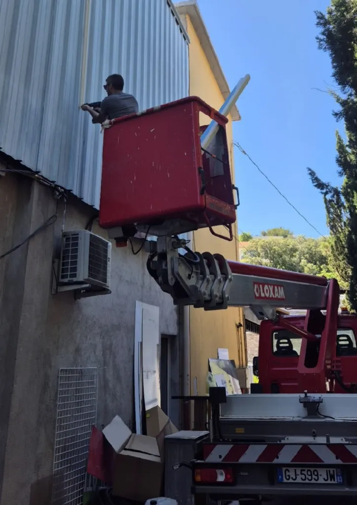 Installation technique avec nacelle pour climatisation industriel