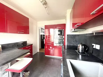 Magnifique appartement meublé traversant 3 chambres, 3 balcons, box, résidence de standing avec ascenseur et gardien, vue sur le parc du Château de Saint-Germain-en-Laye