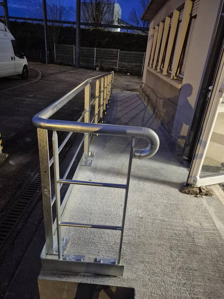 Rampe d’accès sécurisée avec garde-corps en acier galvanisé sur mesure.