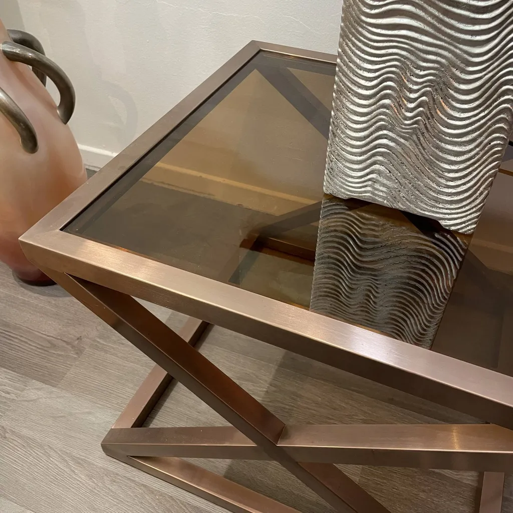 Bout de canapé plateau en verre et structure en métal cuivré