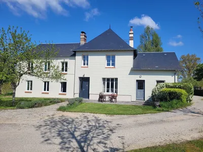 A vendre, Demeure de caractère implantée sur les hauteurs du Pays D'auge située entre Lisieux 14100 et Livarot 14140, avec belle vue sur la vallée, sans aucunes nuisances visuelles ni sonores, sur 8 hectares de terrain.