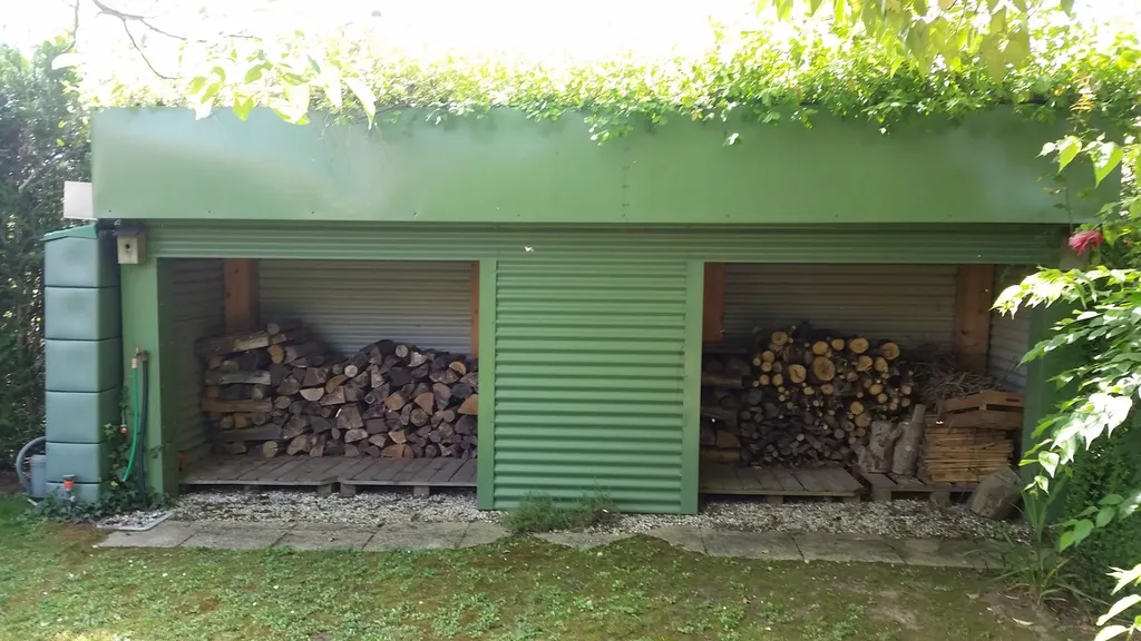 Réalisation d'une toiture végétalisée pour abri bois pour esthétique et respect de l'environnement chez un client à Libourne 
