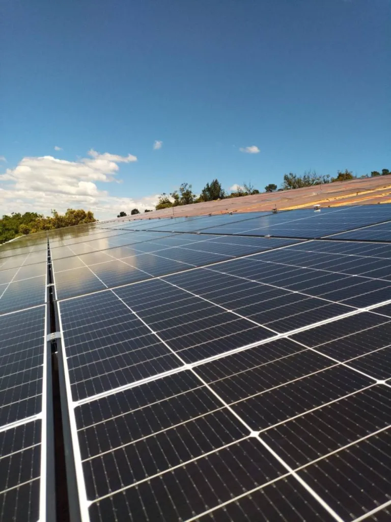 Pose de 256 panneaux solaires TrinaSolar 450W sur un toiture de hangar agricole à Pontevès