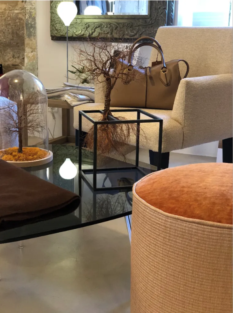 Fauteuil et pouf Nobilis, Sac Tod's chez Sacha