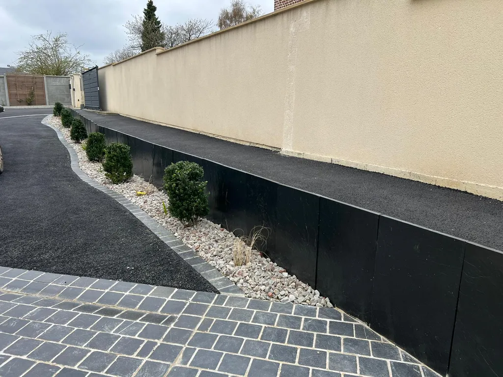 Aménagement d'une entrée sur Fécamp : reprise des réseaux, mur de soutènement en dalle d'ardoise et enrobé