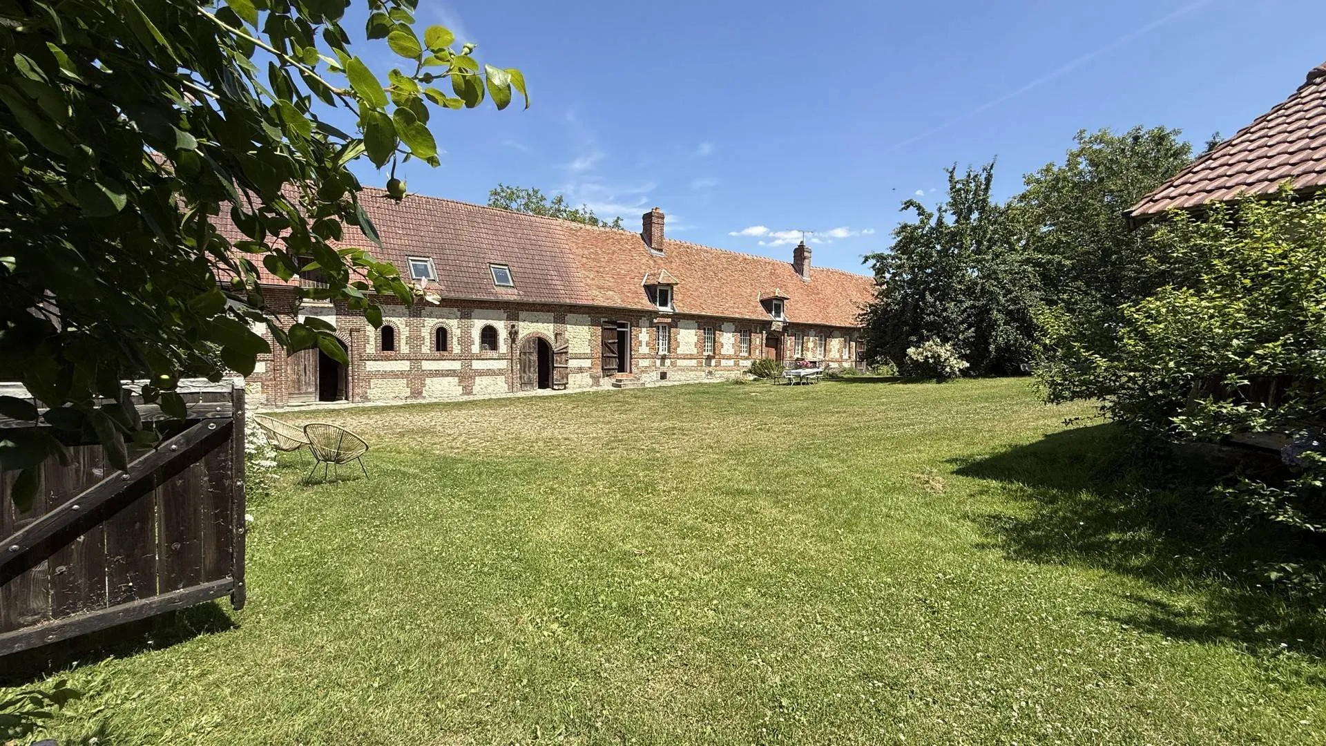SOUS OFFRE Corps de ferme typique sur 10 ha à seulement quelques minutes de Forges-les-Eaux 76 NORMANDIE