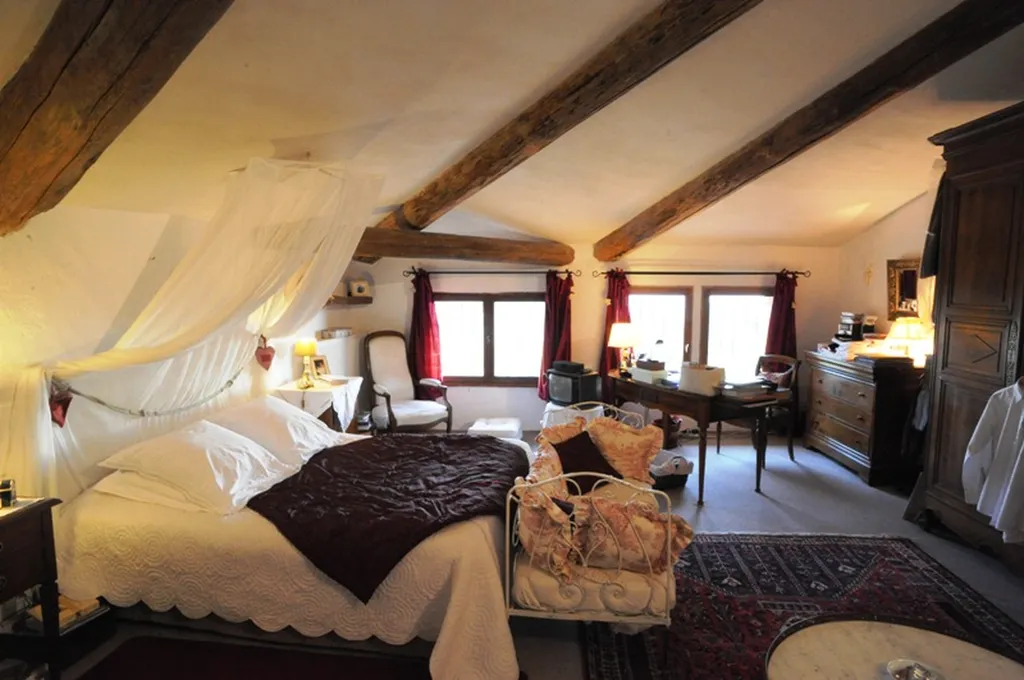 Proche Mont Ventoux , maison de Maître avec piscine au coeur d'un hameau.