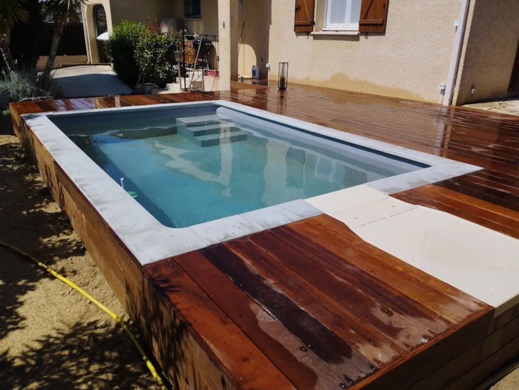 Pose d’une terrasse en bois exotique Itauba de 50 m² autour d’une piscine à Montagnac Proche de Montpellier