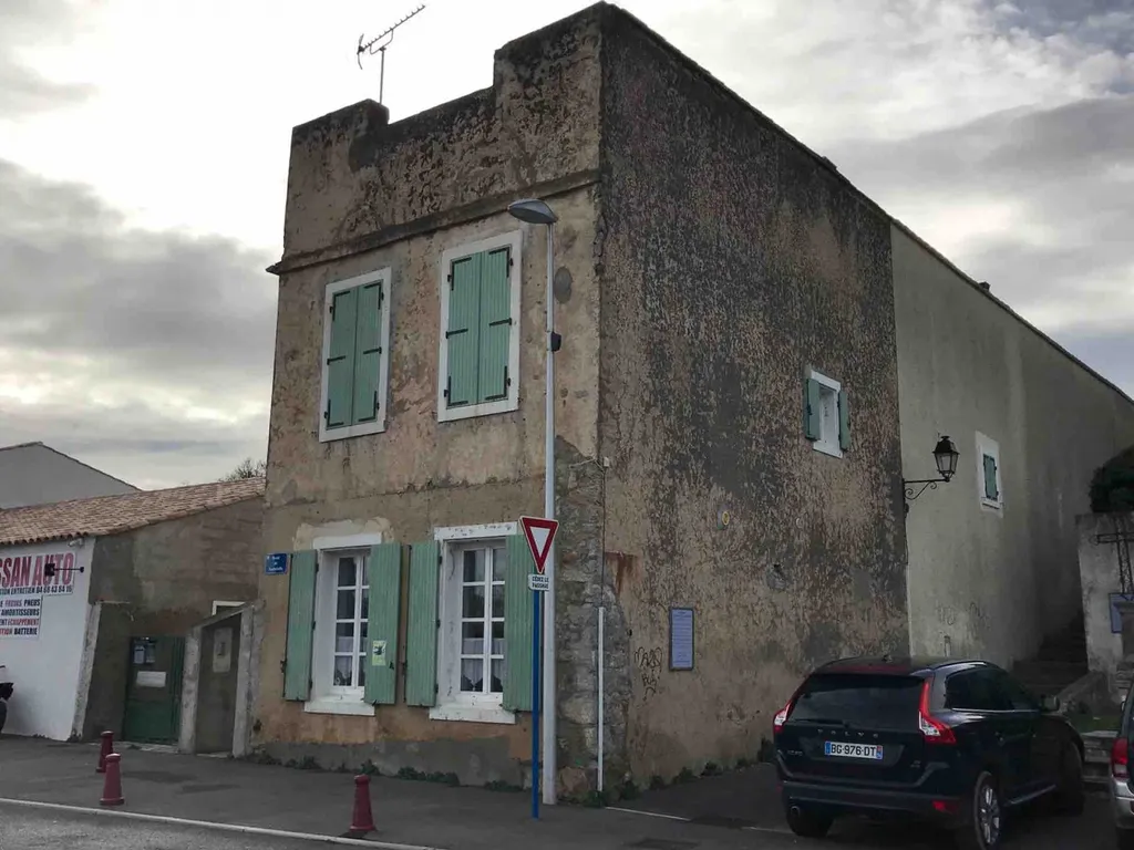 Rénovation d’une façade en torchis gratté à Gruissan proche de Narbonne