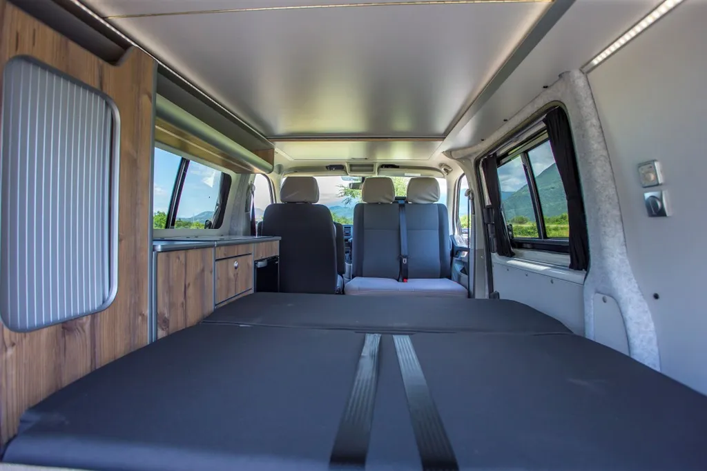 Aménagement intérieur sur-mesure VW Transporter T6 Court avec banquette Reimo et finition bois vieilli à Chambéry en Savoie