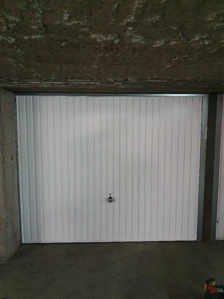 remplacement d'une vieille porte de garage en bois par une porte basculante manuel à VILLEFRANCHE SUR SAONE