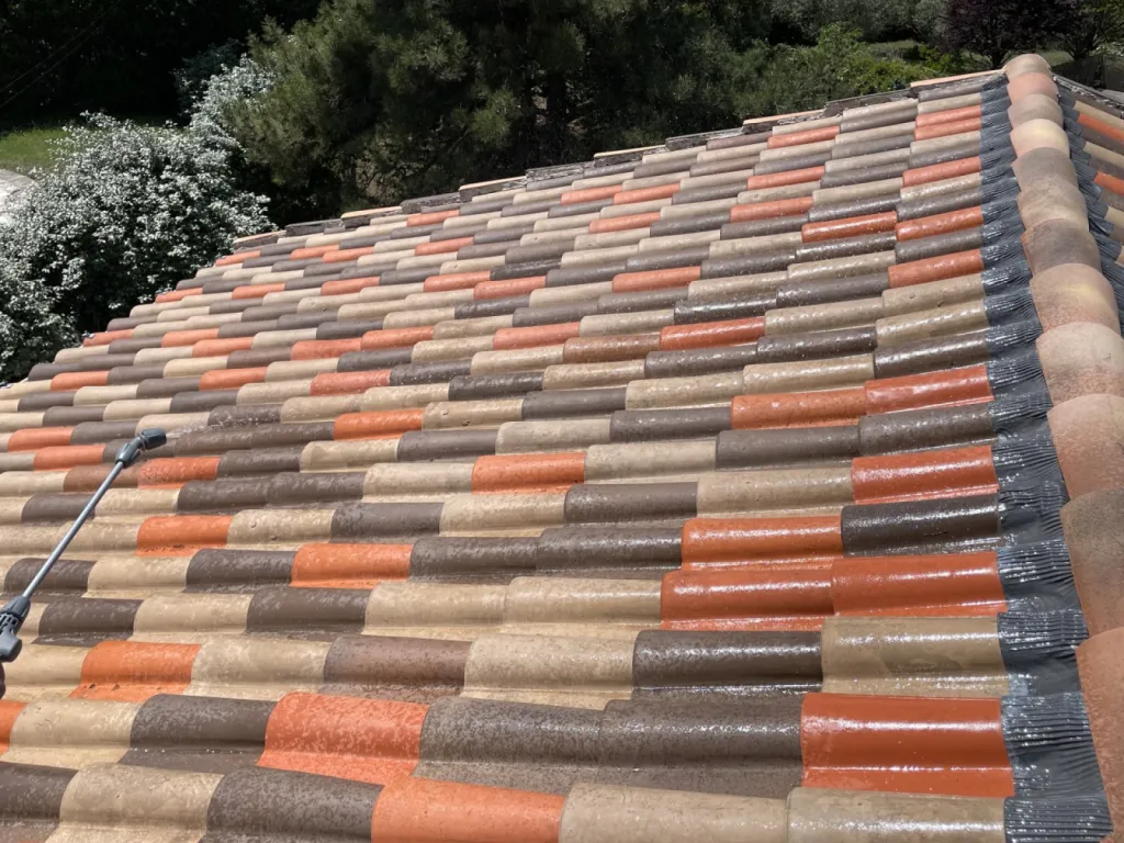 Nettoyage de toiture en tuile mécanique Romane d'une maison individuelle sur Martigues