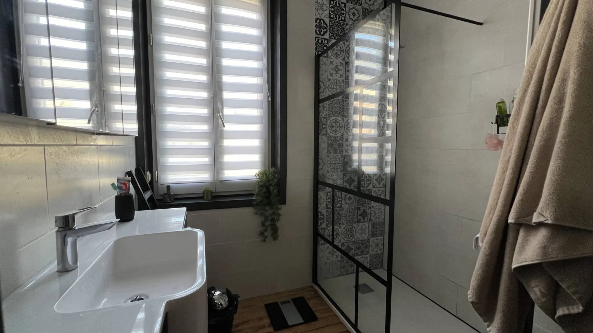 A vendre Charmante maison de ville 120m² avec 5 chambres, bureau, garage, terrasse, jardin clos 260m² et sous-sol complet, emplacement recherché centre-ville de Eu 76260.