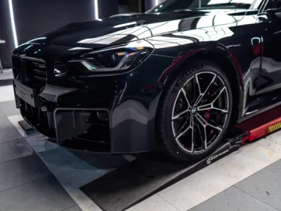 Gloss Obsession sublime cette BMW M2 neuve avec une pose soignée de film de protection PPF XPEL, pour allier style et durabilité.