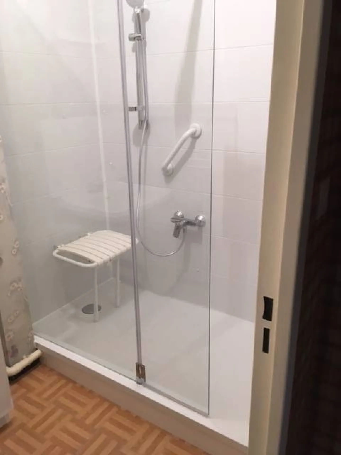 Remplacement d'une baignoire par douche sécurisée pour sénior à Grenoble, Isère (38)