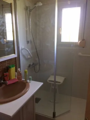 Remplacement baignoire par douche senior sécurisée